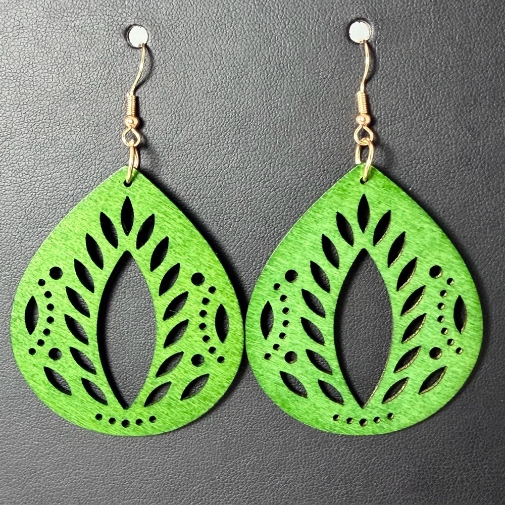 Nature Plant Lovers: Green Leaf Carved Wood Teardrop Earrings 🌿